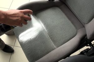 Отмыть жирные пятна в автомобиле